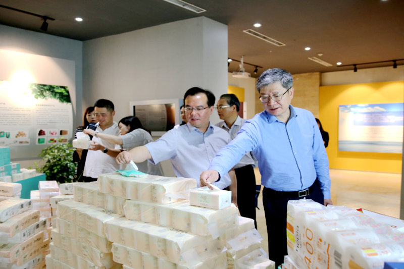 2019年 5月22日，时任浙江省社会组织综合党委专职副书记、省民政厅社会组织管理局局长蔡国华莅临开元体育-（中国）开元体育调研企业发展情况和党建工作