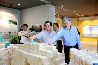 2019年 5月22日，时任浙江省社会组织综合党委专职副书记、省民政厅社会组织管理局局长蔡国华莅临开元体育-（中国）开元体育调研企业发展情况和党建工作